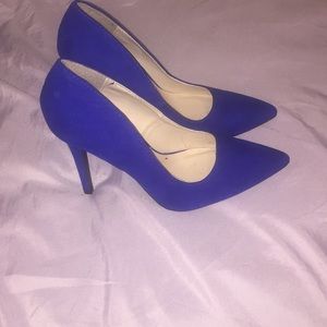 Blue pumps, never worn, size 7